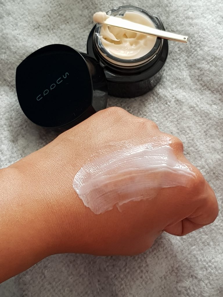 Lush texture of SUQQU VIALUME The Cream