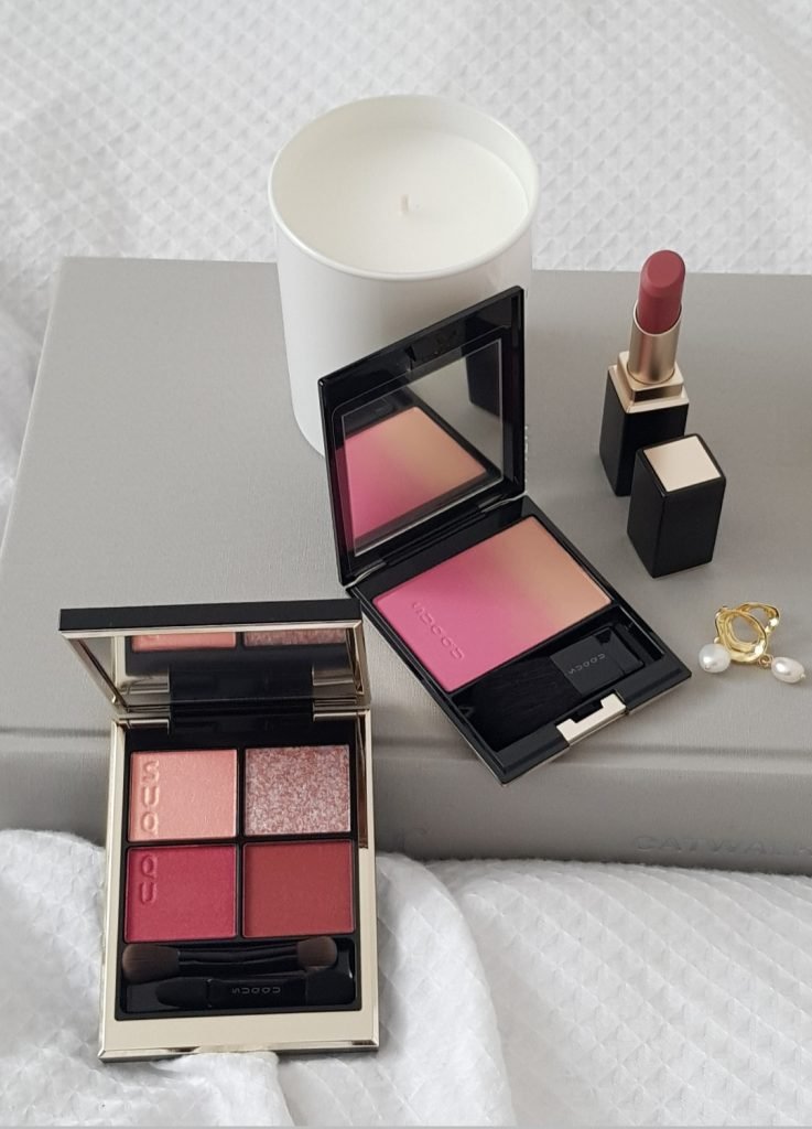 This April, SUQQU Europe is launching the new Pre-Summer Collection 2021 and this collection will be exclusive to UK customers. The collection is inspired by a garden upon the brink of changing seasons, as spring showers fall the emerging summer blooms show their deep, vivid colors contrasting to the raindrops. This collection will consist of the new Signature Color Eyes palettes with gorgeous shades and beautiful textures, the classic Pure color blush, and the popular Vibrant Rich Lipstick.
